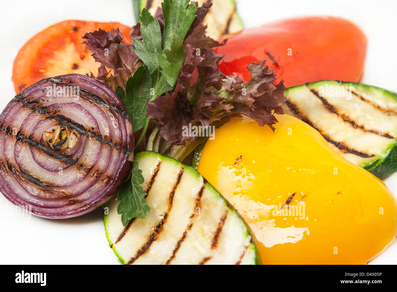 Caldo colore grigliata di verdure fresche per guarnire Foto Stock