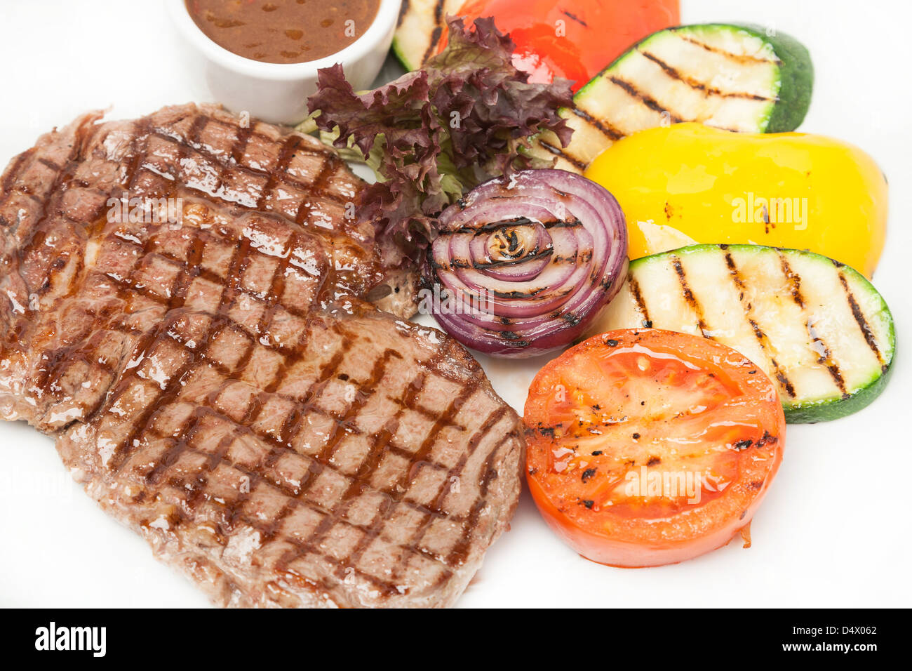 Hot bistecca di manzo con decorazione di colore grigliata di verdure fresche Foto Stock