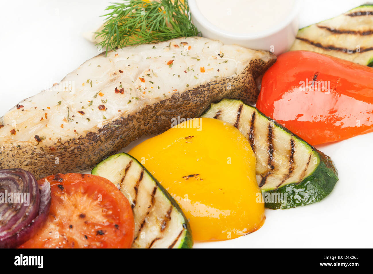 Hot pesci arrosto con decorazione di colore grigliata di verdure fresche Foto Stock