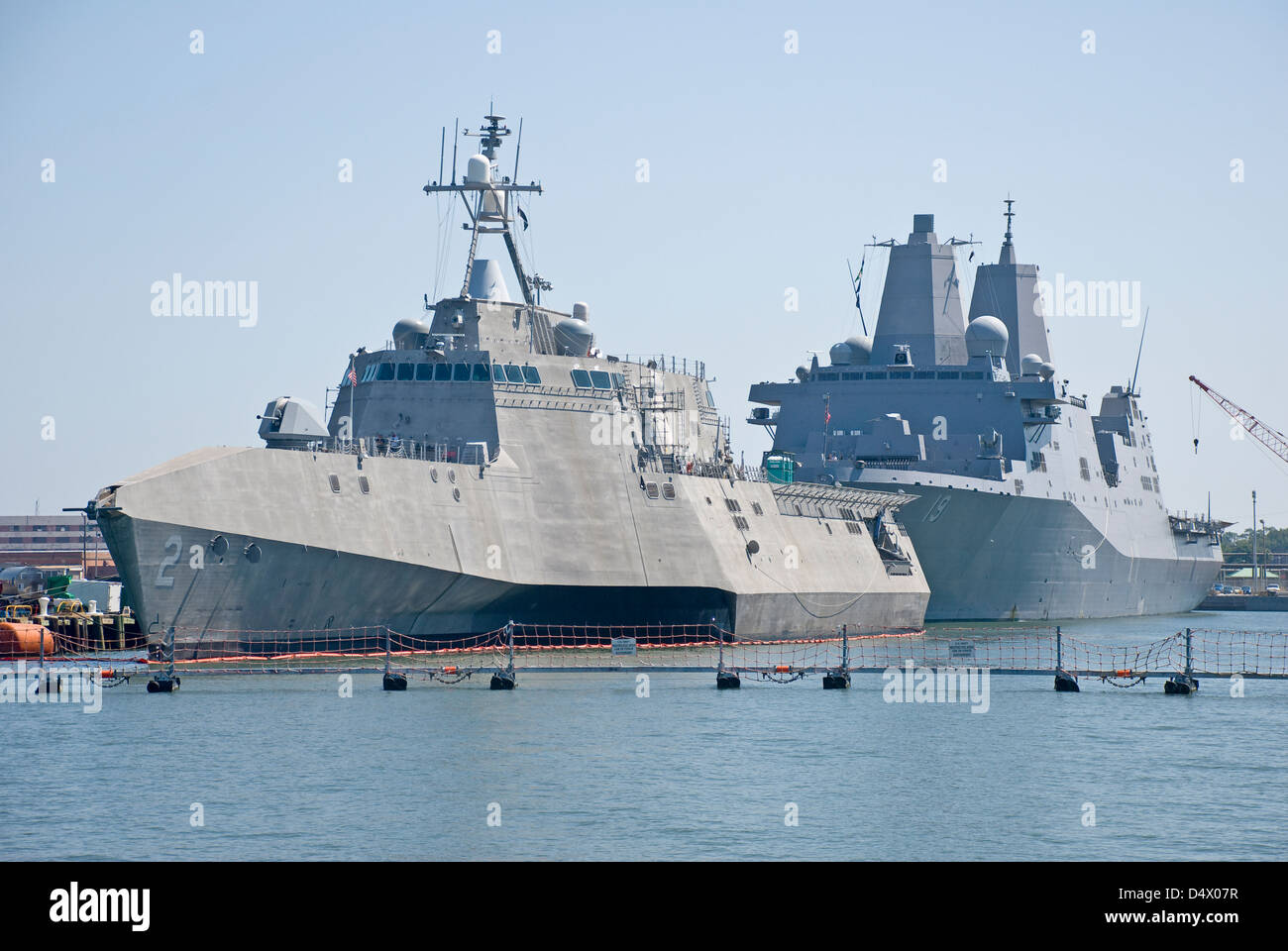 La USS Indipendenza (LCS-2), colore per il primo piano e USS Mesa Verde (LPD 19) agganciate insieme alla stazione navale di Norfolk, Virginia, Stati Uniti d'America. Foto Stock