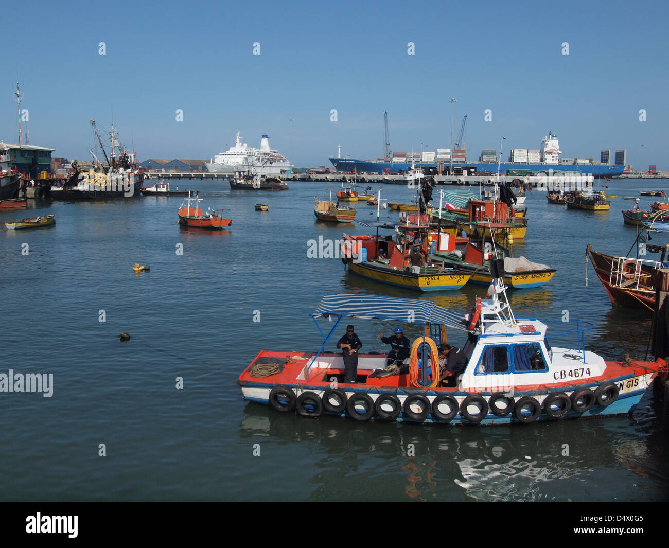 Barche da pesca nel porto di Arica nel nord del Cile. La nave di crociera scoperta in background Foto Stock
