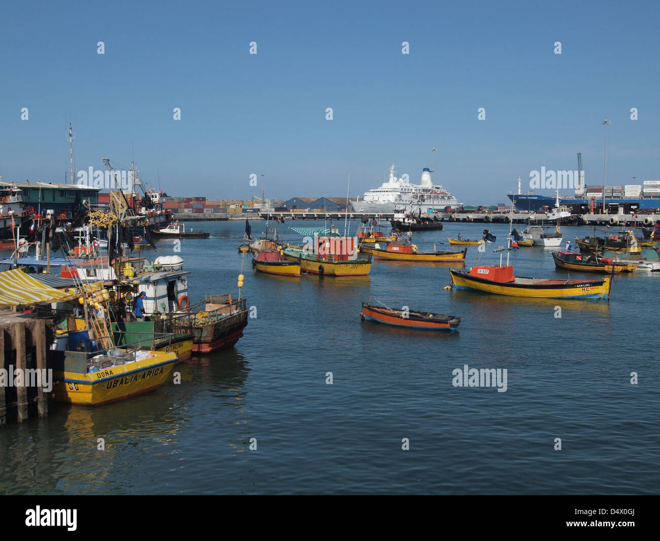 Barche da pesca nel porto di Arica nel nord del Cile. La nave di crociera scoperta in background Foto Stock