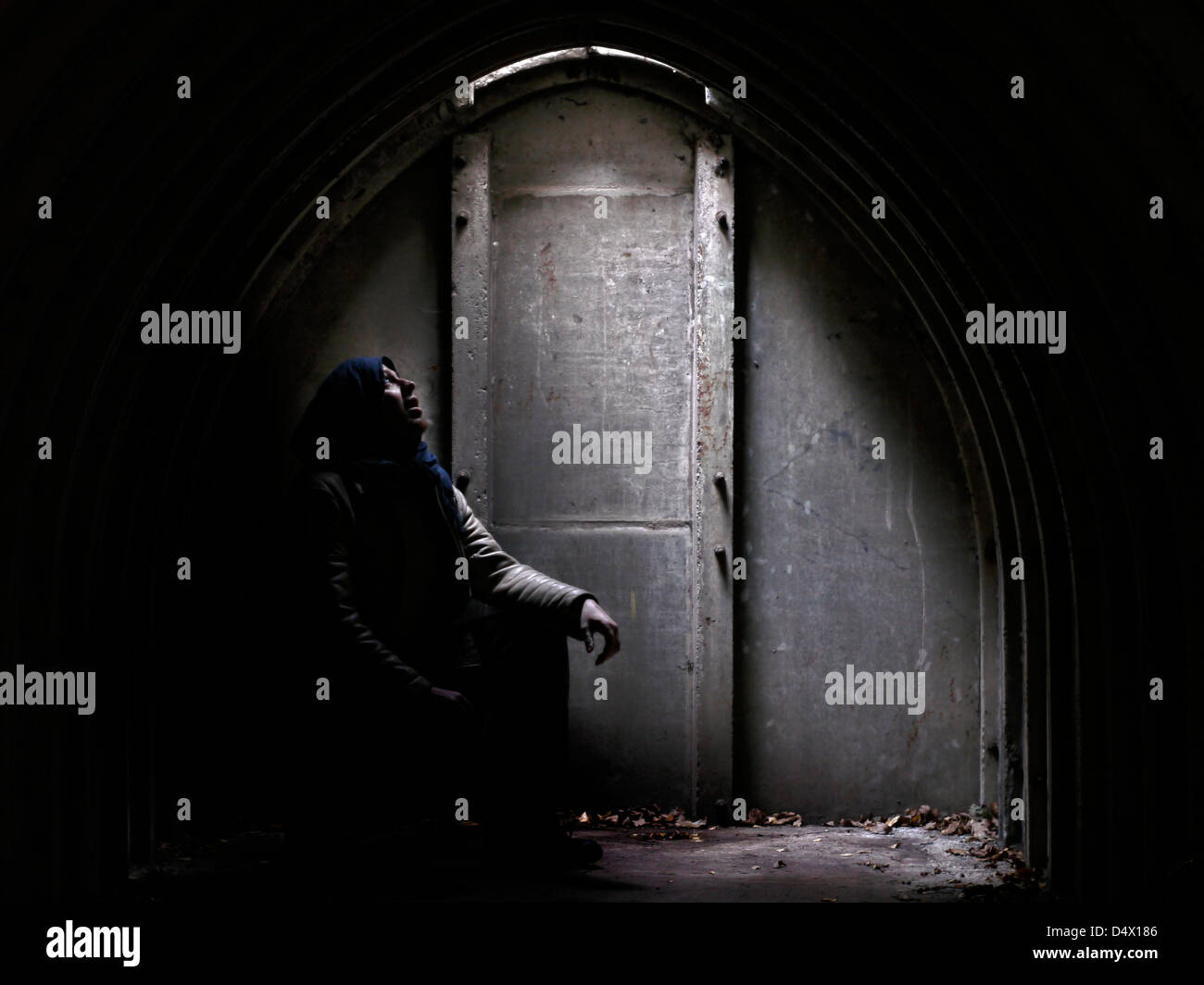 L'uomo languono in confino solitario in un buio e cupo dungeon Foto Stock