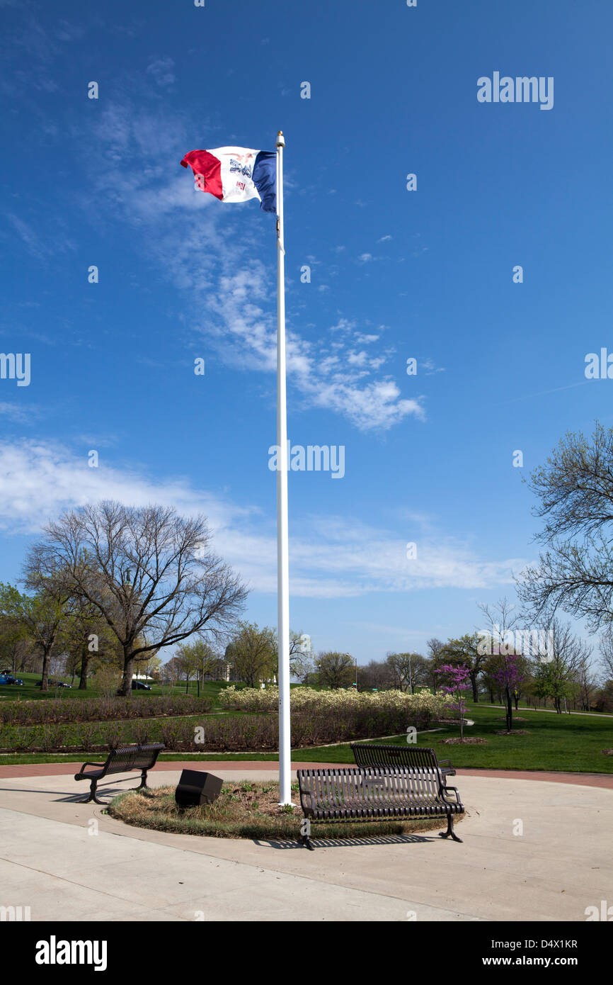 Iowa Stato bandiera sventolare nel vento in un parco vicino alla State Capitol Building, Des Moines, Iowa, USA Foto Stock