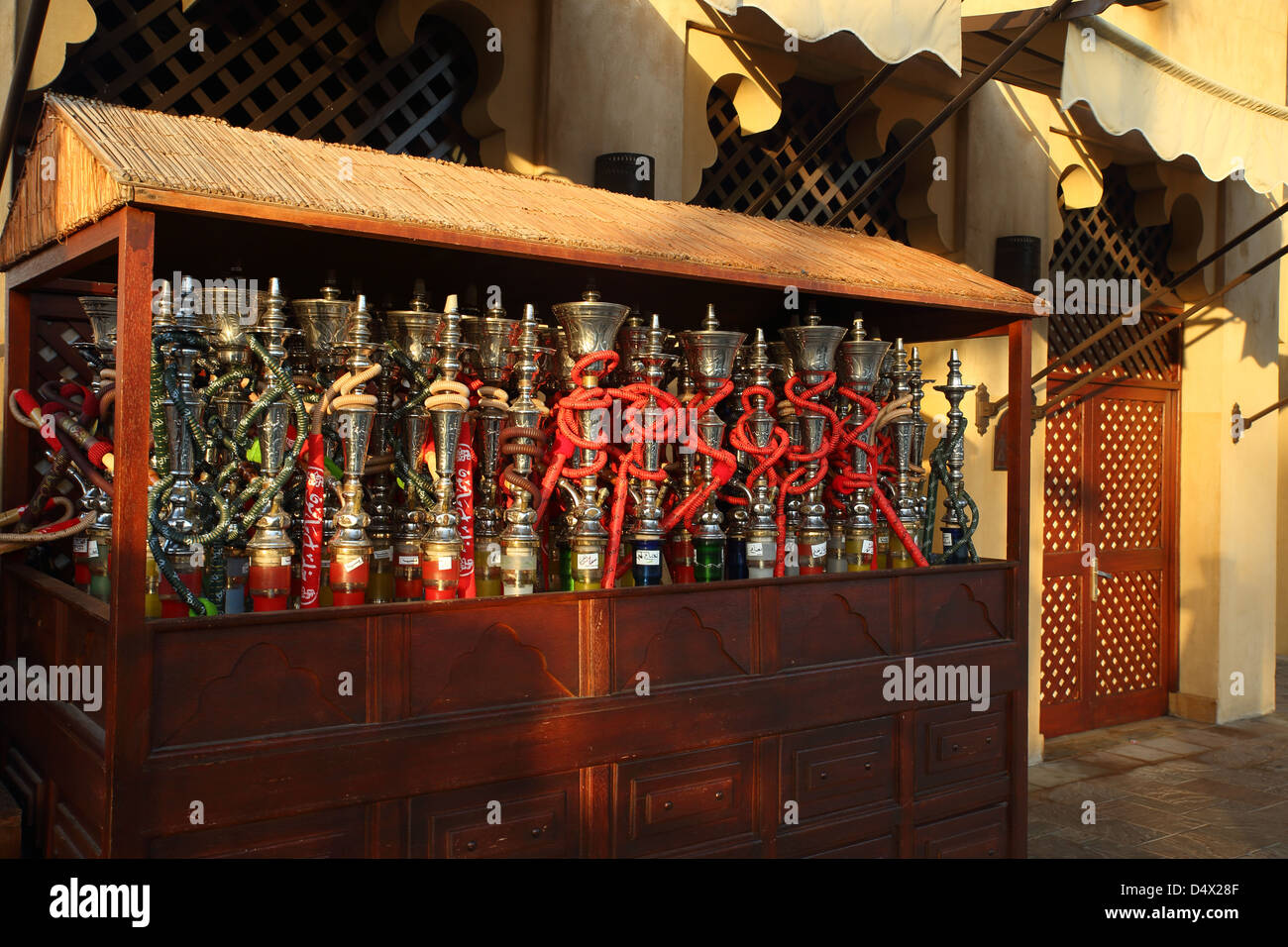 Pipe Shisha sul mercato in stallo il Souk Madinat in Dubai Emirati Arabi Uniti Foto Stock