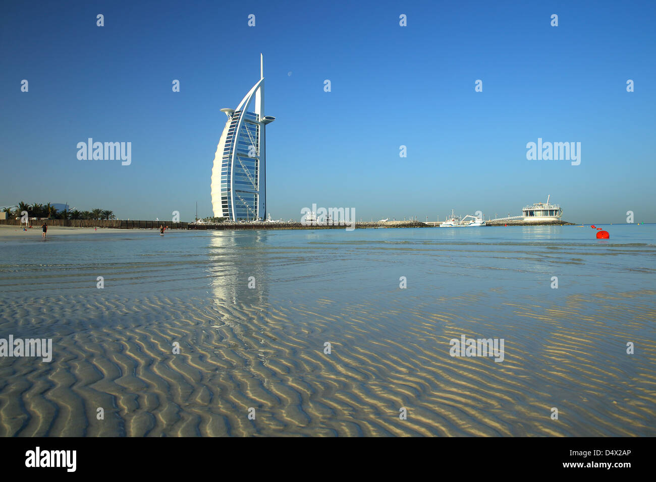 Burj Al Arab dalla spiaggia di Jumeirah, Dubai, Emirati Arabi Uniti Foto Stock