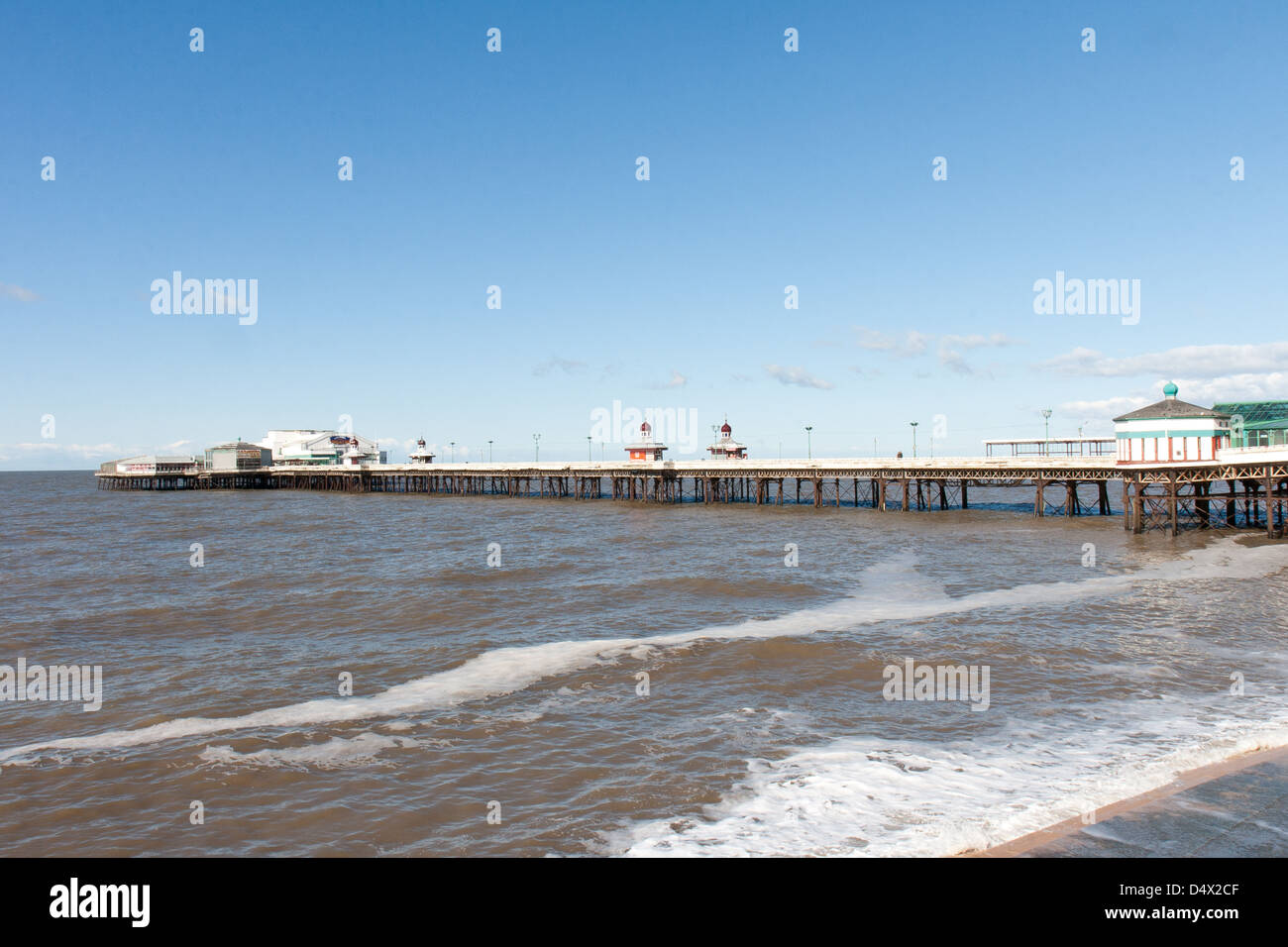 Blackpool, Lancashire, Inghilterra con un cielo blu e pier Foto Stock