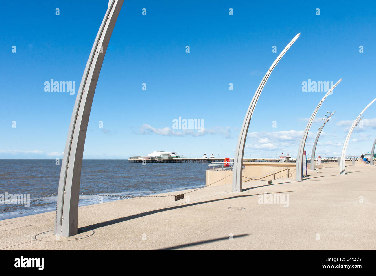 Blackpool, Lancashire, Inghilterra con un cielo blu e il molo e il lungomare Foto Stock