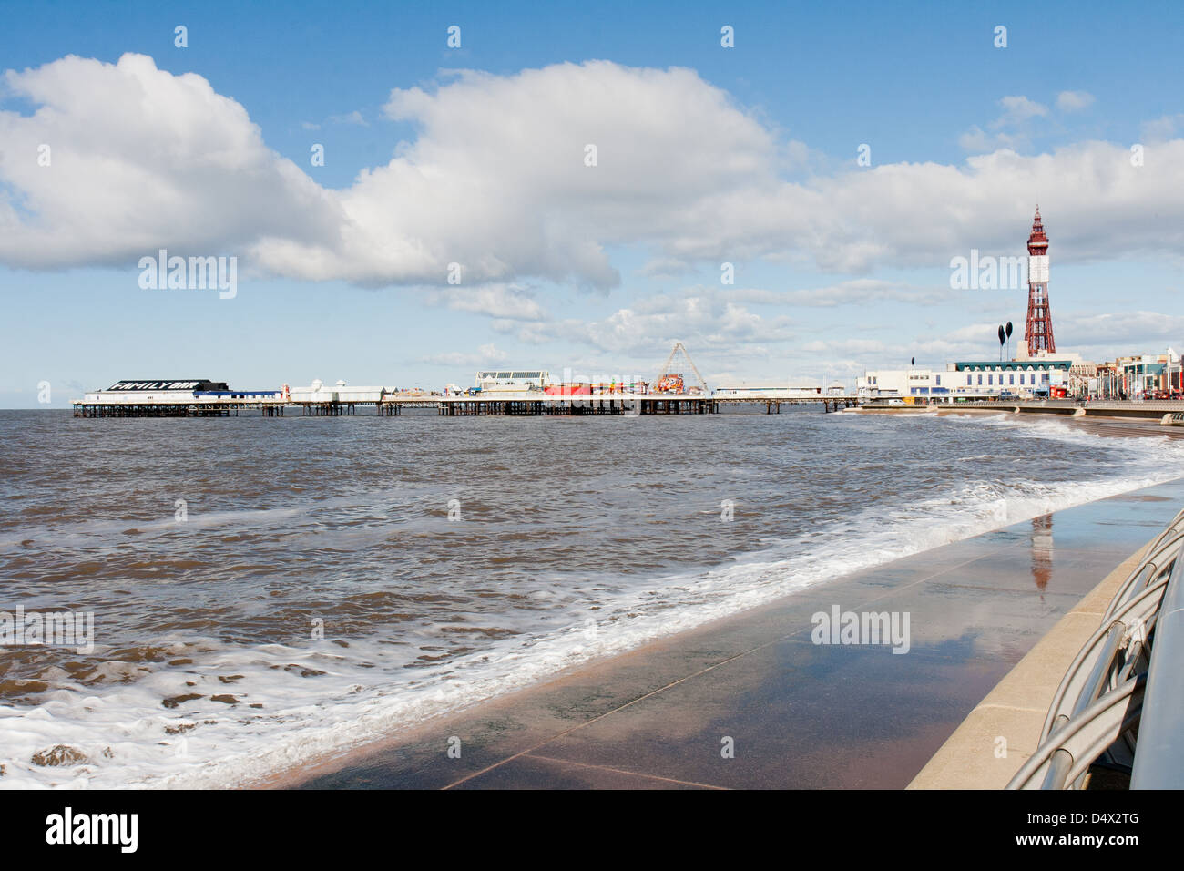 Blackpool, Lancashire, Inghilterra con il molo e la torre Foto Stock