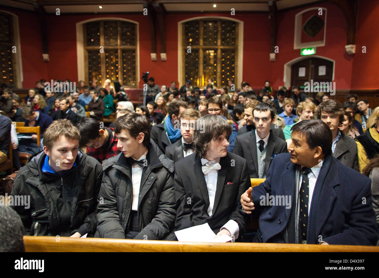 Gli spettatori attendono la Oxford Union Society dibattito formale presso la Camera fondata nel 1823, Corte Frewin, Oxford, England, Regno Unito Foto Stock