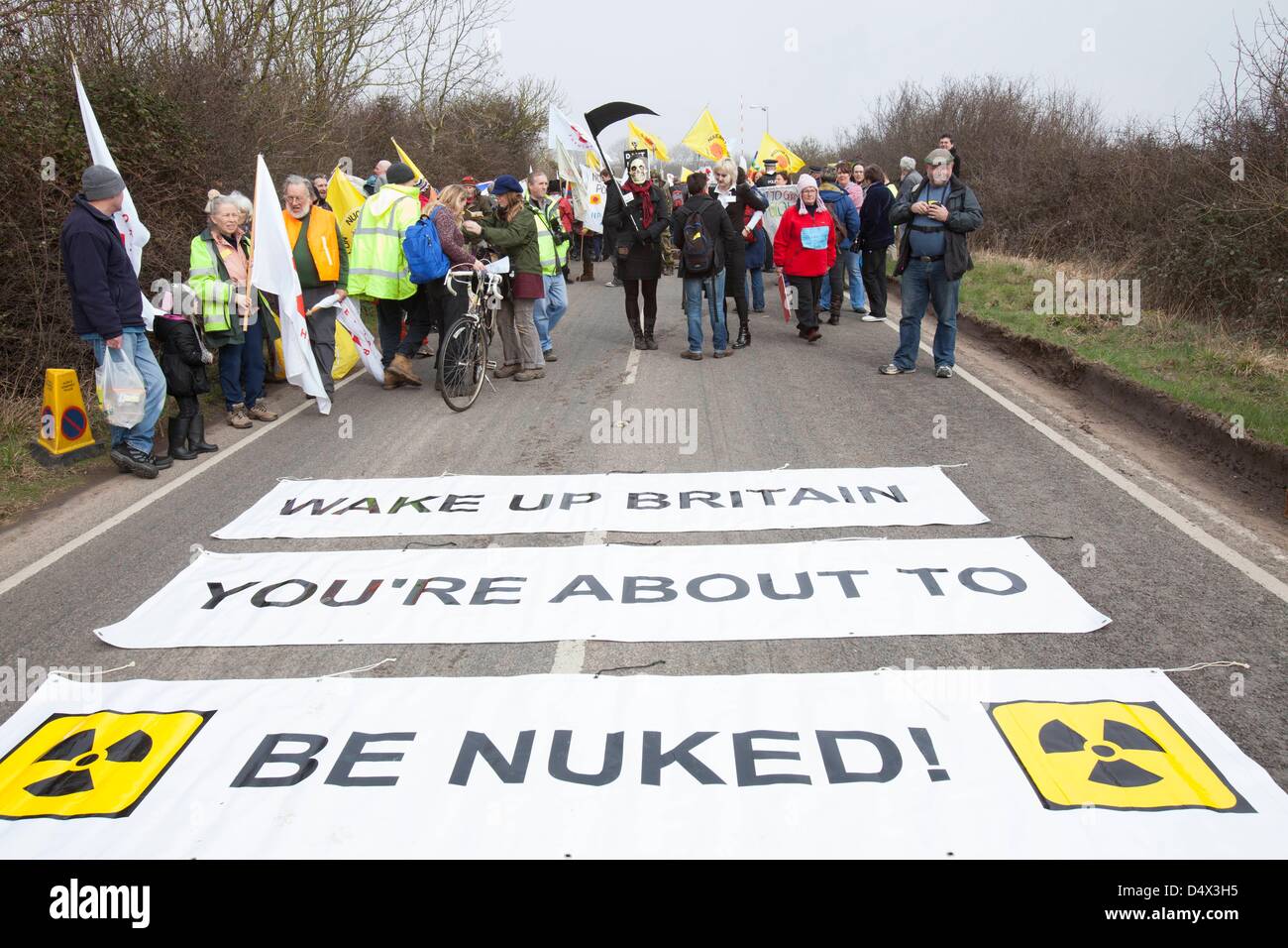 Pianificazione di Hinkley C centrale nucleare, North Somerset è stato concesso 19/3/2013 esso resta comunque dubbio che un prezzo strike può essere concordato tra il governo e il FES. A marzo a Hinkley centrale nucleare, 10 marzo 2012 contro il governo del Regno Unito la scelta del nucleare come il pilastro di Inghilterra del alimentatore. Oltre mille persone ruotato fino alla demo di uno dei più grandi anti-nucleare protesta contro il Regno Unito ha visto stazione, Somerset , e il governo del Regno Unito la scelta del nucleare come il pilastro di Inghilterra del alimentatore. Foto Stock