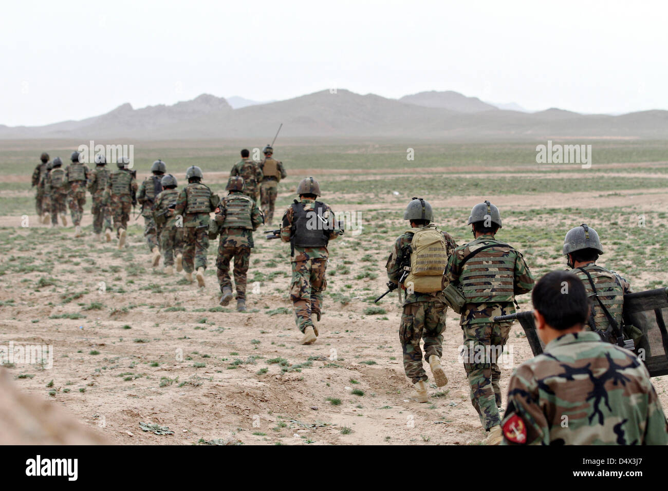 Afghan Commandos con operazioni speciali Kandak durante il live esercitazioni antincendio Marzo 18, 2013 nella provincia di Herat, Afghanistan. Foto Stock