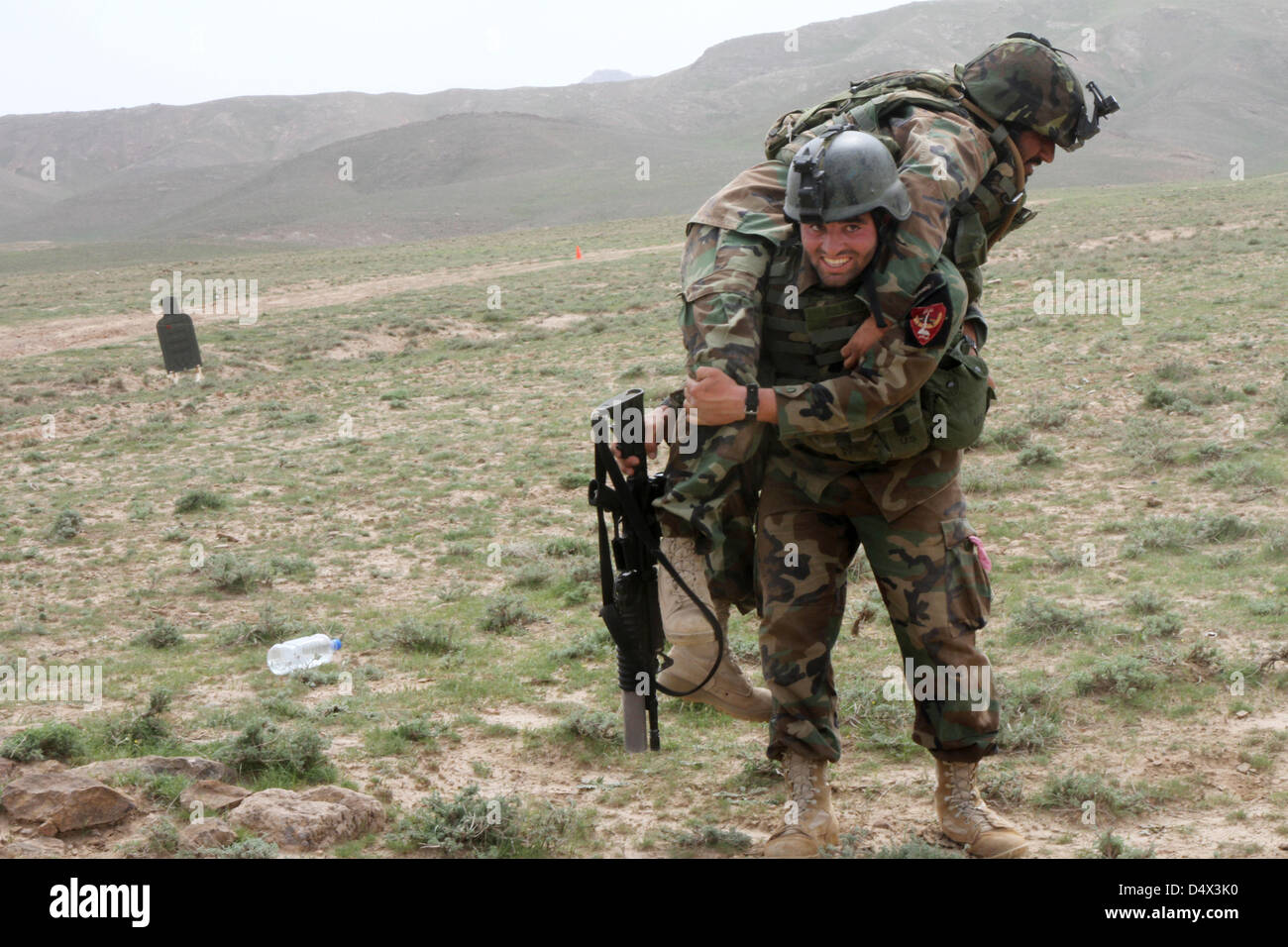 Afghan Commandos con operazioni speciali Kandak effettuare una simulazione di incidente durante un live esercitazioni antincendio Marzo 18, 2013 nella provincia di Herat, Afghanistan. Foto Stock