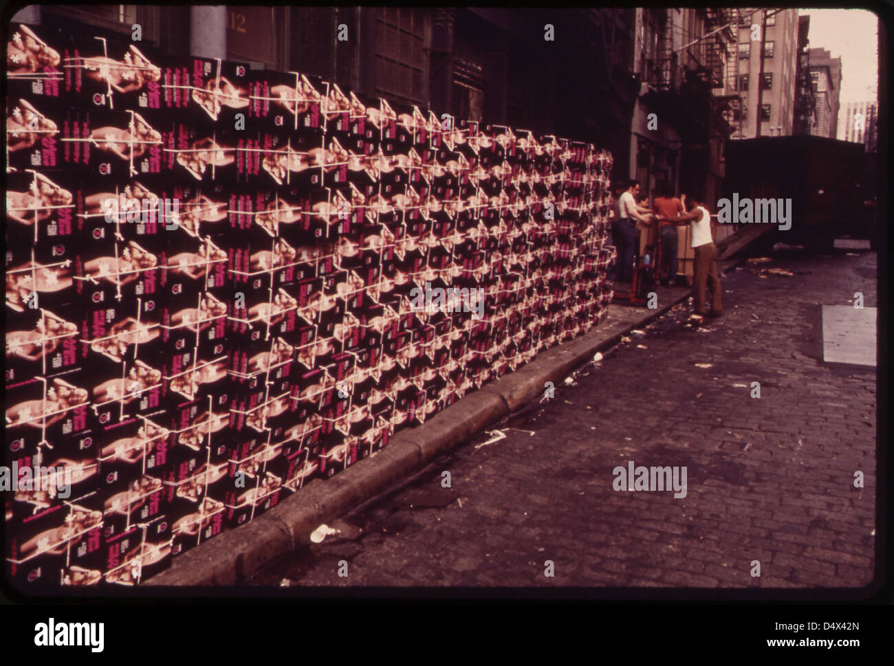 Movimentatori di merci con pila di indumenti da donna in box fuori magazzino su Reade Street, Lower Manhattan - guardando a est da West Broadway 05/1973 Foto Stock