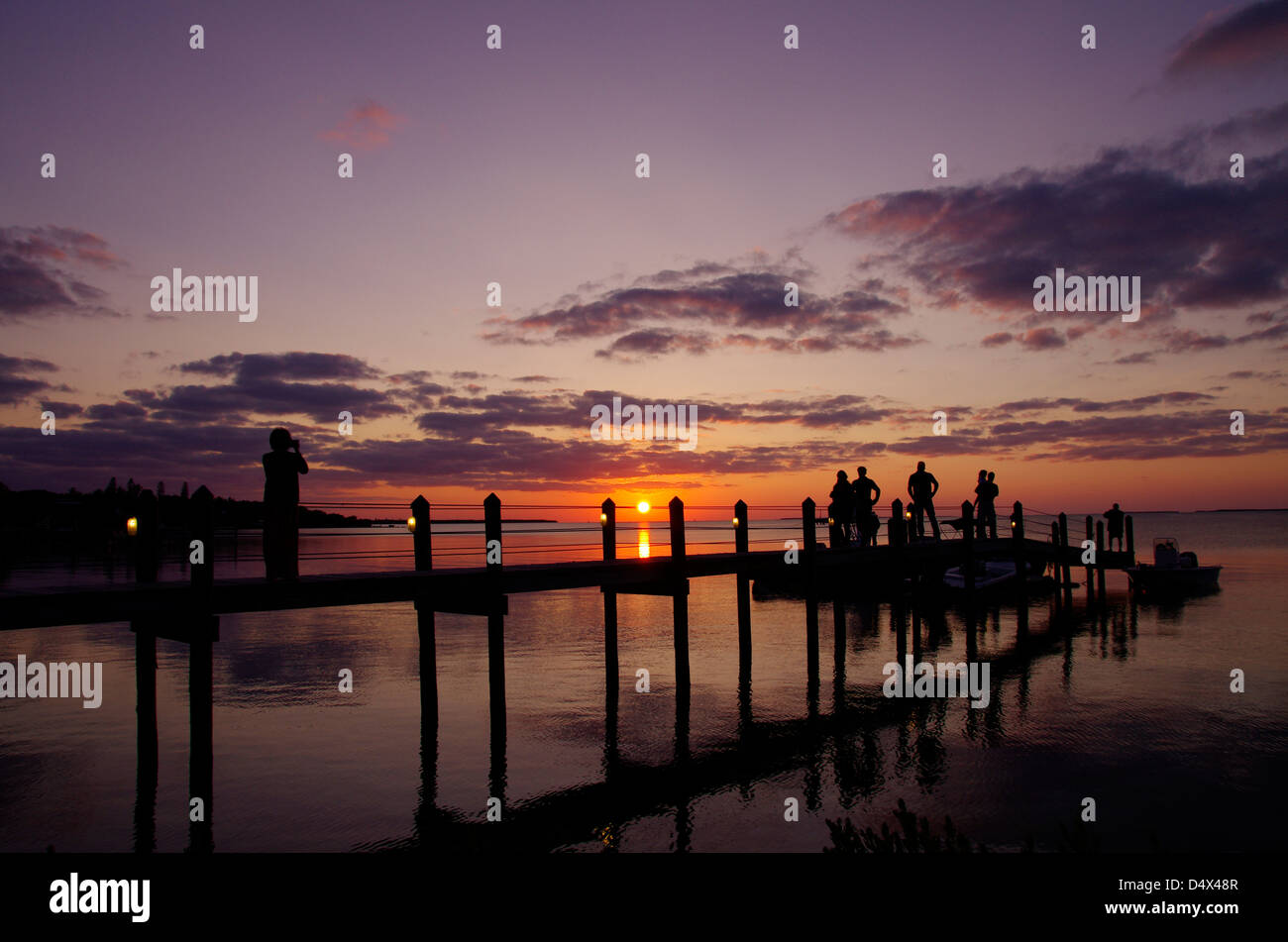 Famiglia godendo del tramonto in Florida Keys Foto Stock