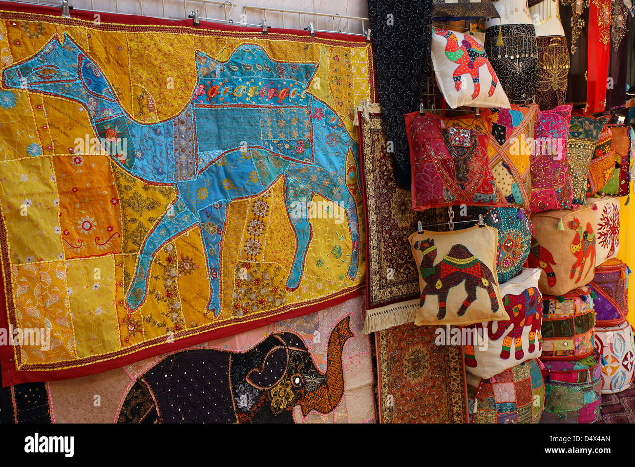 Tessuti colorati sul display nel mercato in Dubai Emirati Arabi Uniti Foto Stock