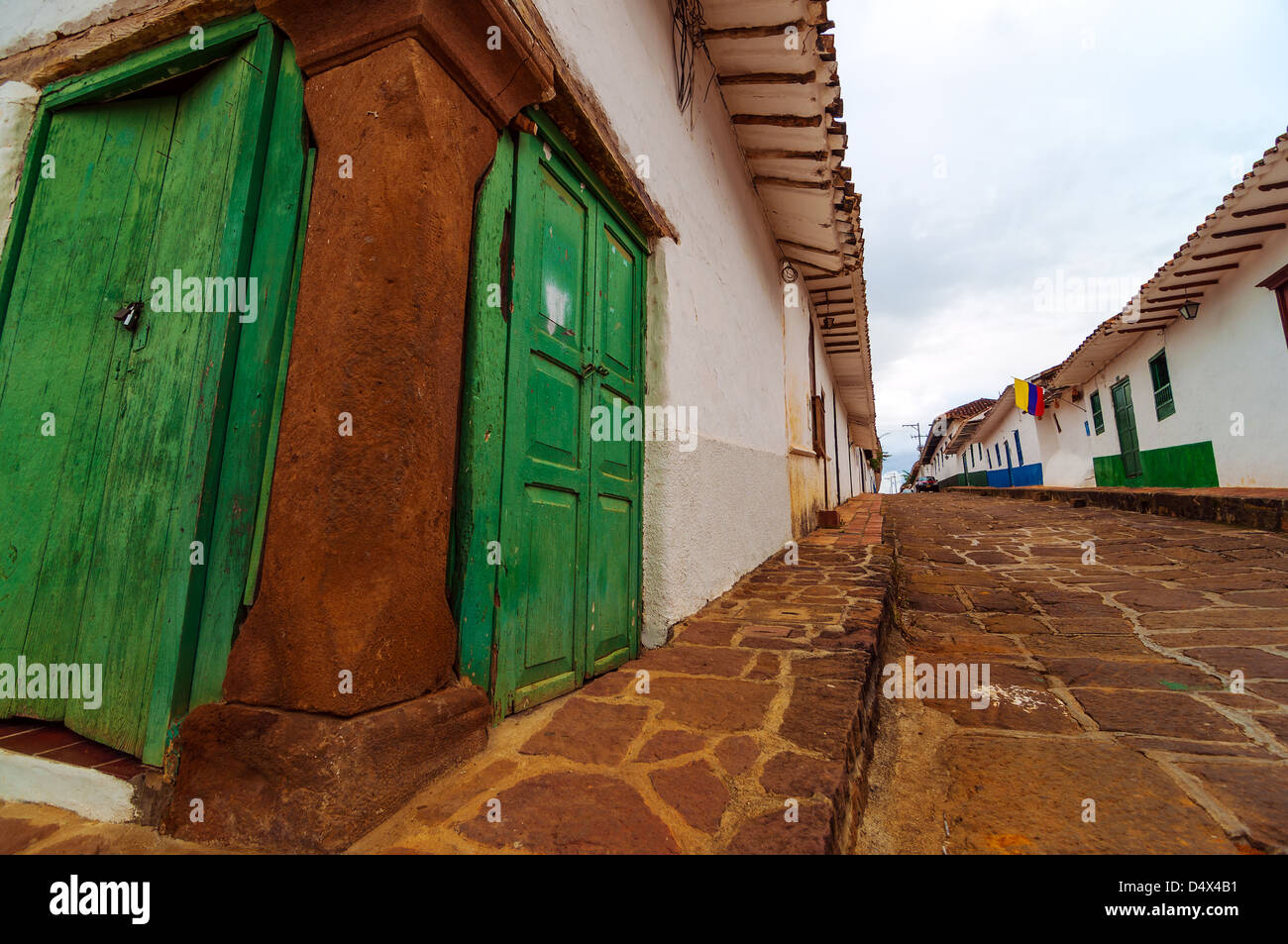 Vista del vecchio stile coloniale angolo di strada in Barichara, Colombia Foto Stock