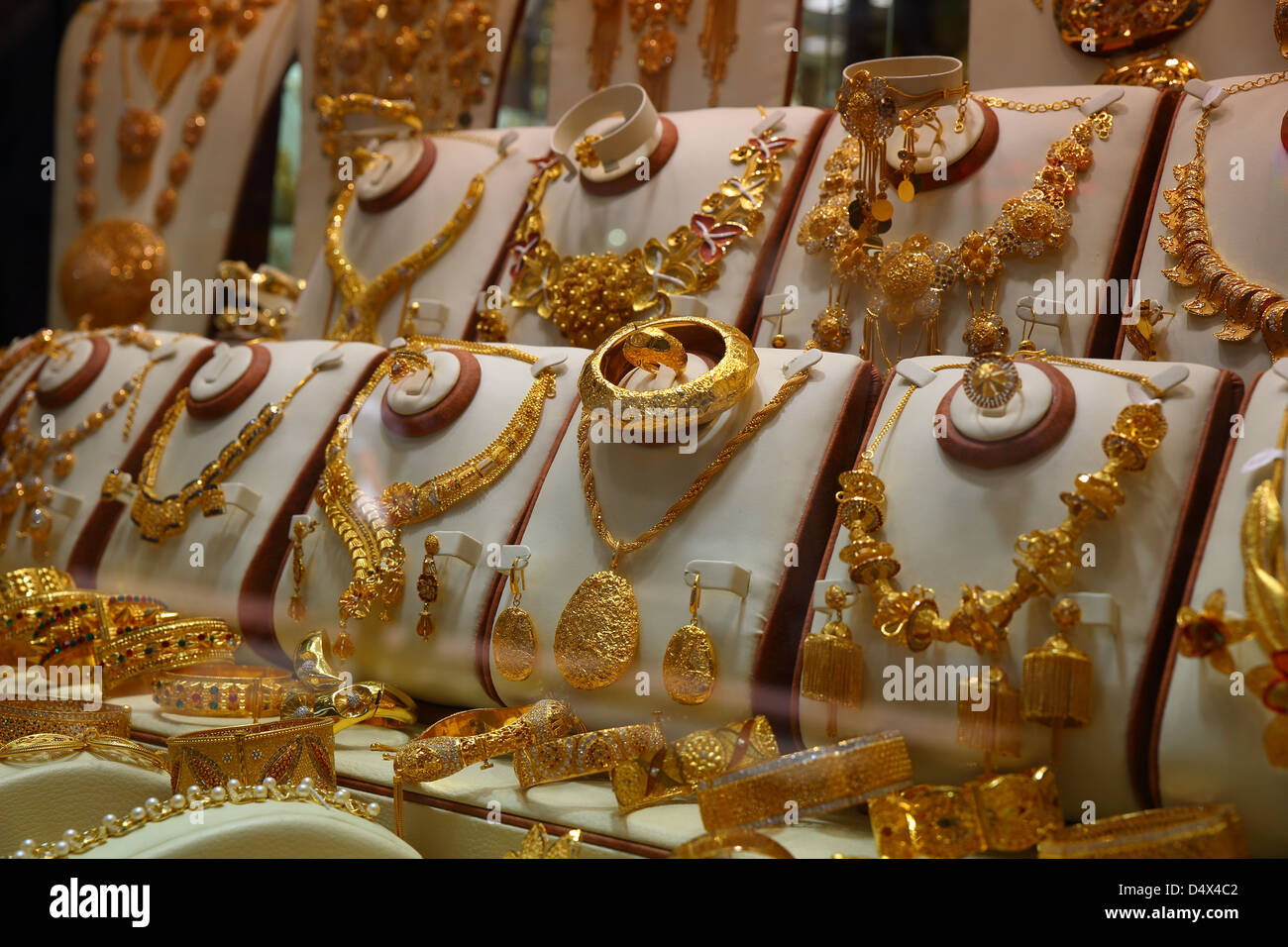 Gioielli in oro sul display al Gold Souk di Dubai, Emirati Arabi Uniti Foto Stock