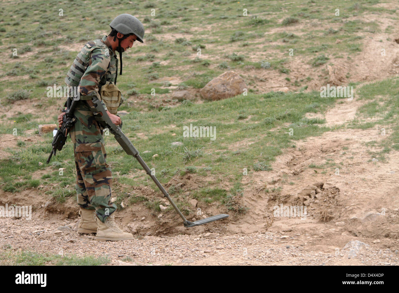 Afghan Commandos con operazioni speciali Kandak spazza nozionale di ordigni esplosivi artigianali durante il live esercitazioni antincendio Marzo 18, 2013 nella provincia di Herat, Afghanistan. Foto Stock