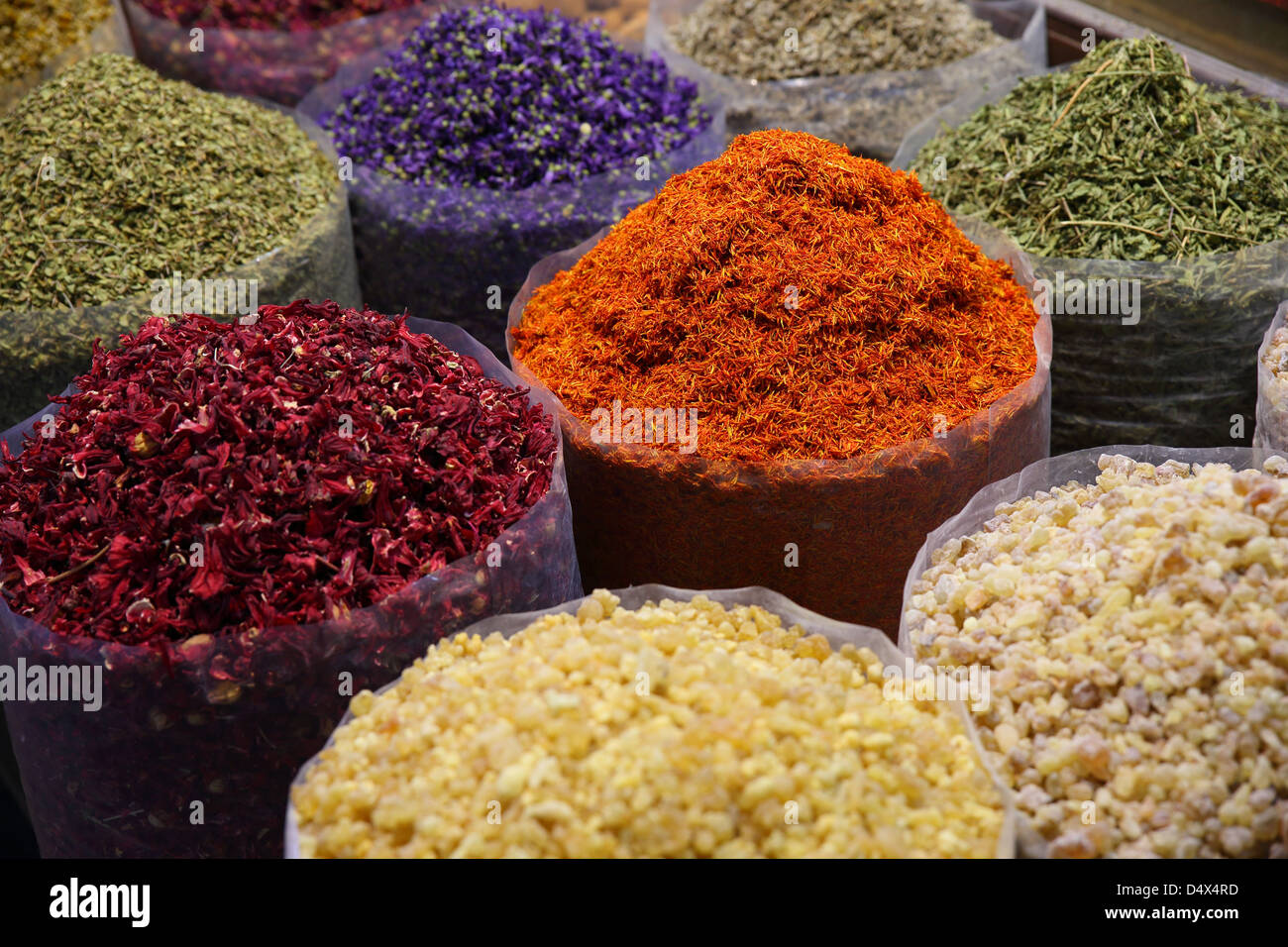Sacchetti di spezie colorate al mercato in Dubai Emirati Arabi Uniti Foto Stock