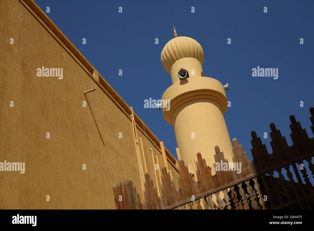 Torre della moschea con altoparlanti, Dubai, Emirati Arabi Uniti Foto Stock