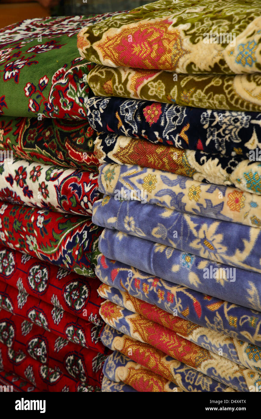 Closeup colpo di tappeti riccamente ornati e prodotti tessili al mercato in Dubai Emirati Arabi Uniti Foto Stock