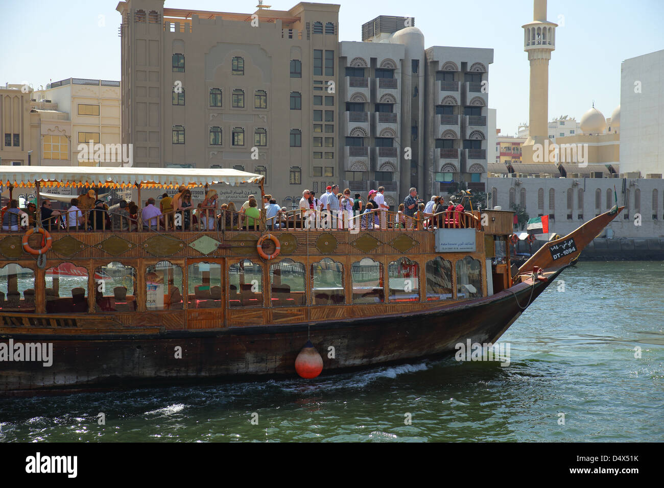 I turisti a bordo di una barca sul Fiume Dubai Emirati Arabi Uniti Foto Stock