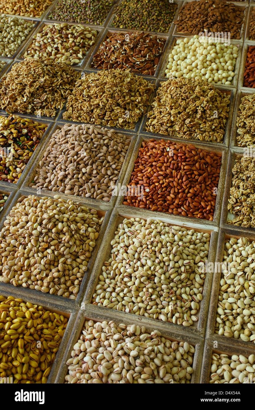 Varietà di dadi e fagioli in esposizione al mercato, Dubai, Emirati Arabi Uniti Foto Stock