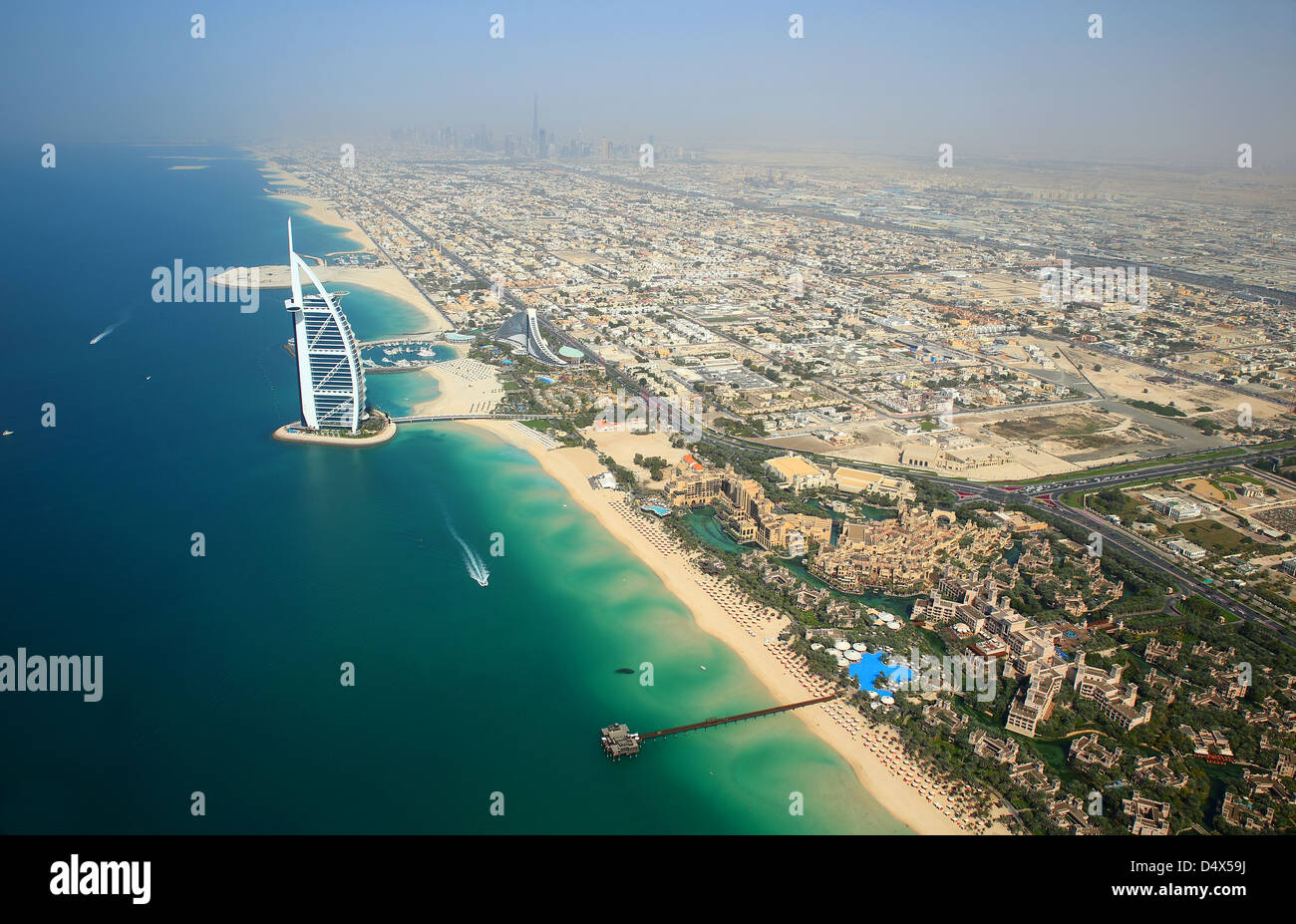 Vista aerea della spiaggia di Jumeirah e il Burj Al Arab Hotel, Dubai, Emirati Arabi Uniti Foto Stock