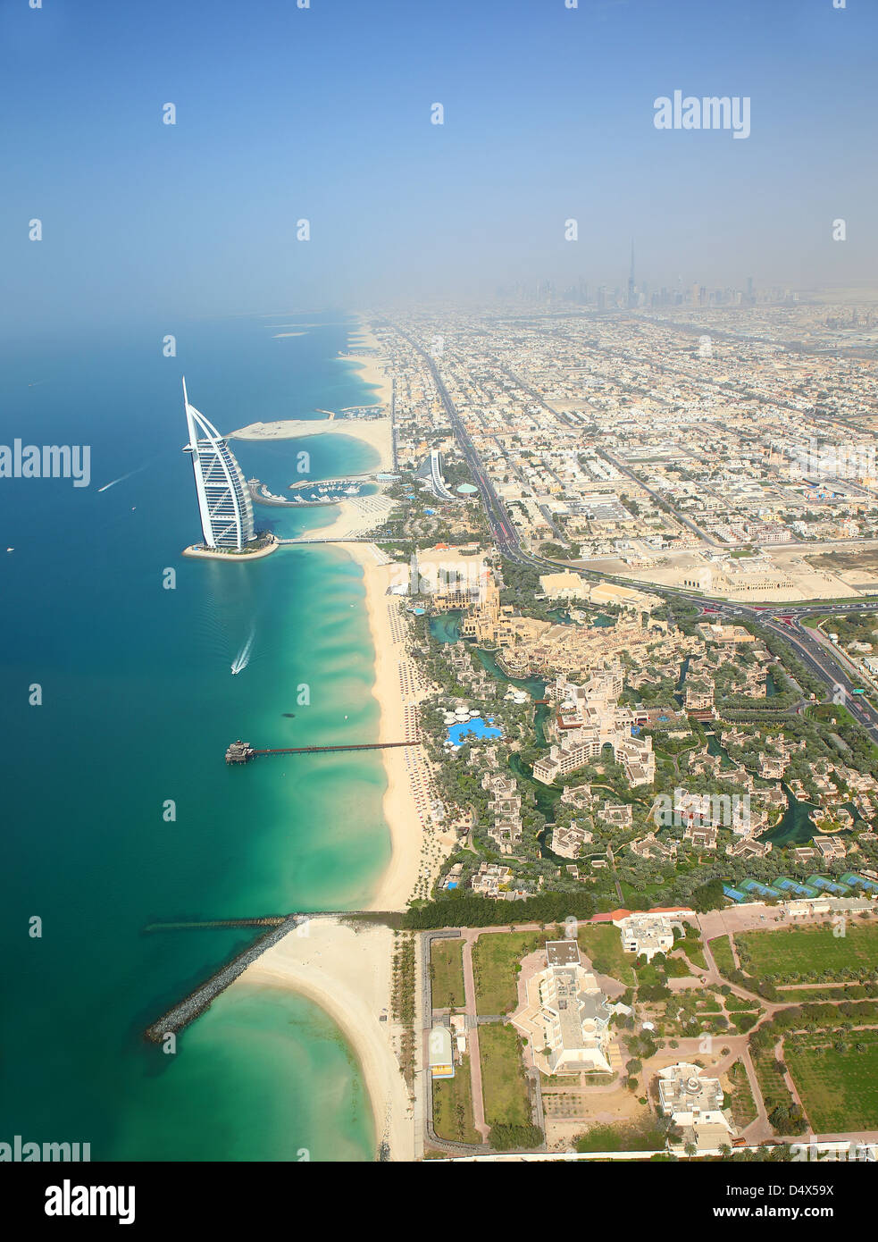 Vista aerea della spiaggia di Jumeirah e il Burj Al Arab Hotel, Dubai, Emirati Arabi Uniti Foto Stock