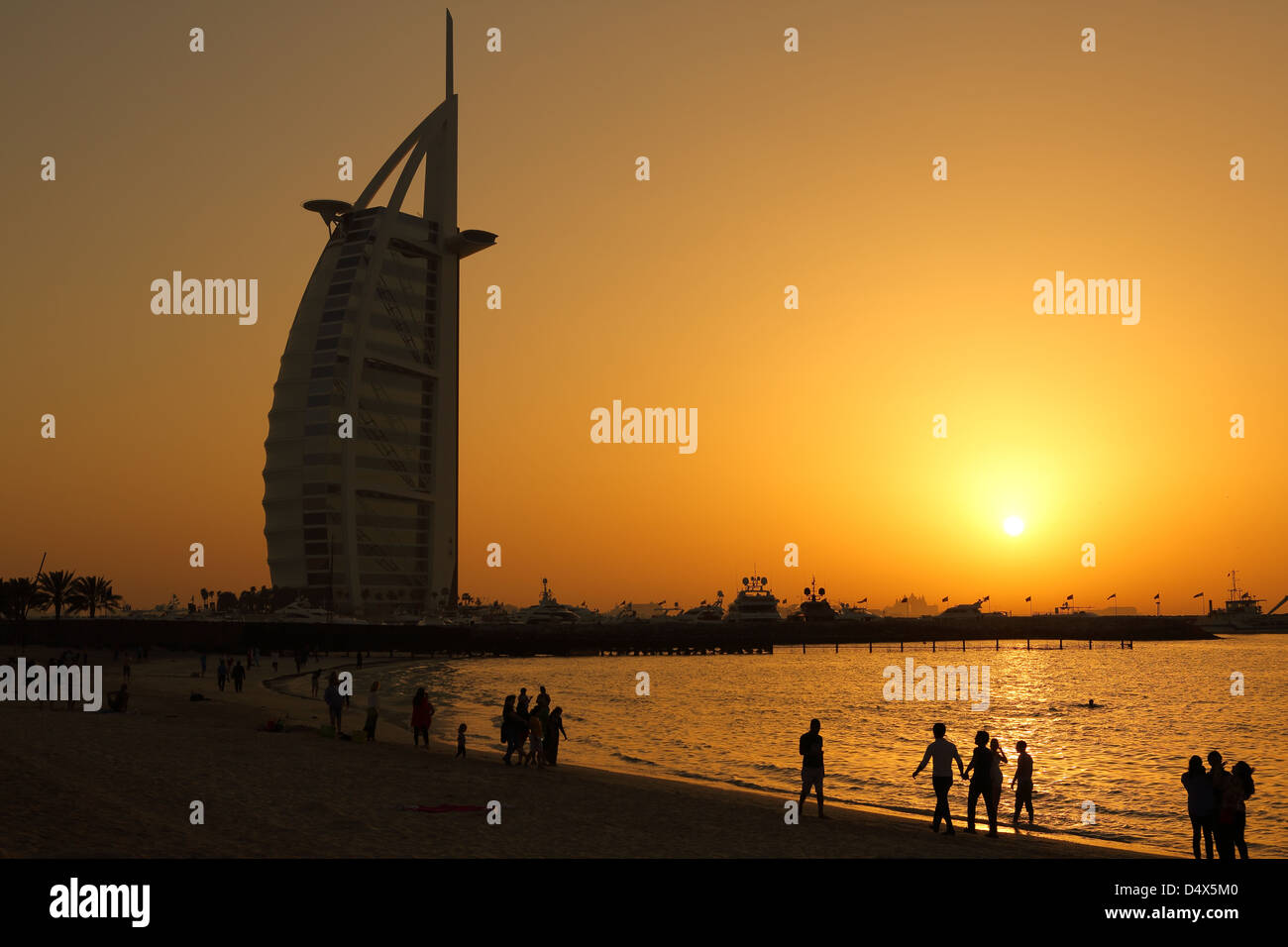 Jumeirah Beach e il Burj Al Arab hotel al tramonto, Dubai, Emirati Arabi Uniti Foto Stock