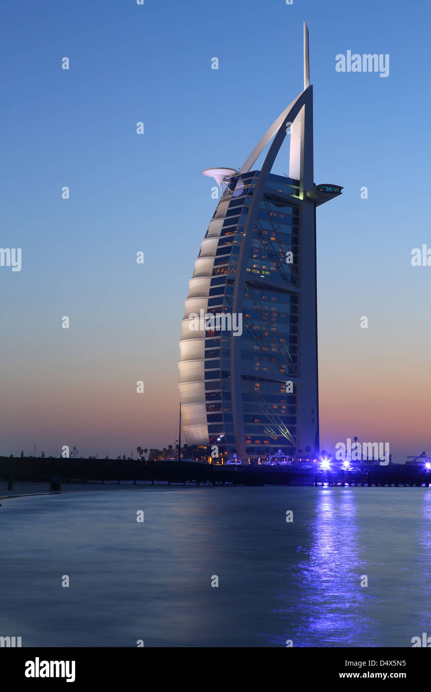 Burj Al Arab al crepuscolo, Dubai, Emirati Arabi Uniti Foto Stock