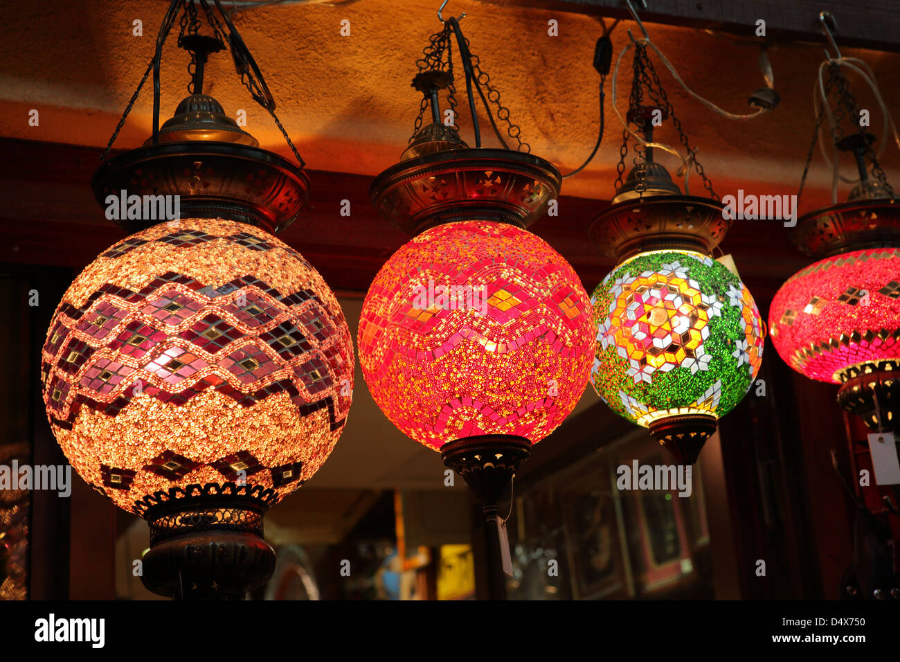 Lanterne colorate al mercato in Dubai Emirati Arabi Uniti Foto Stock