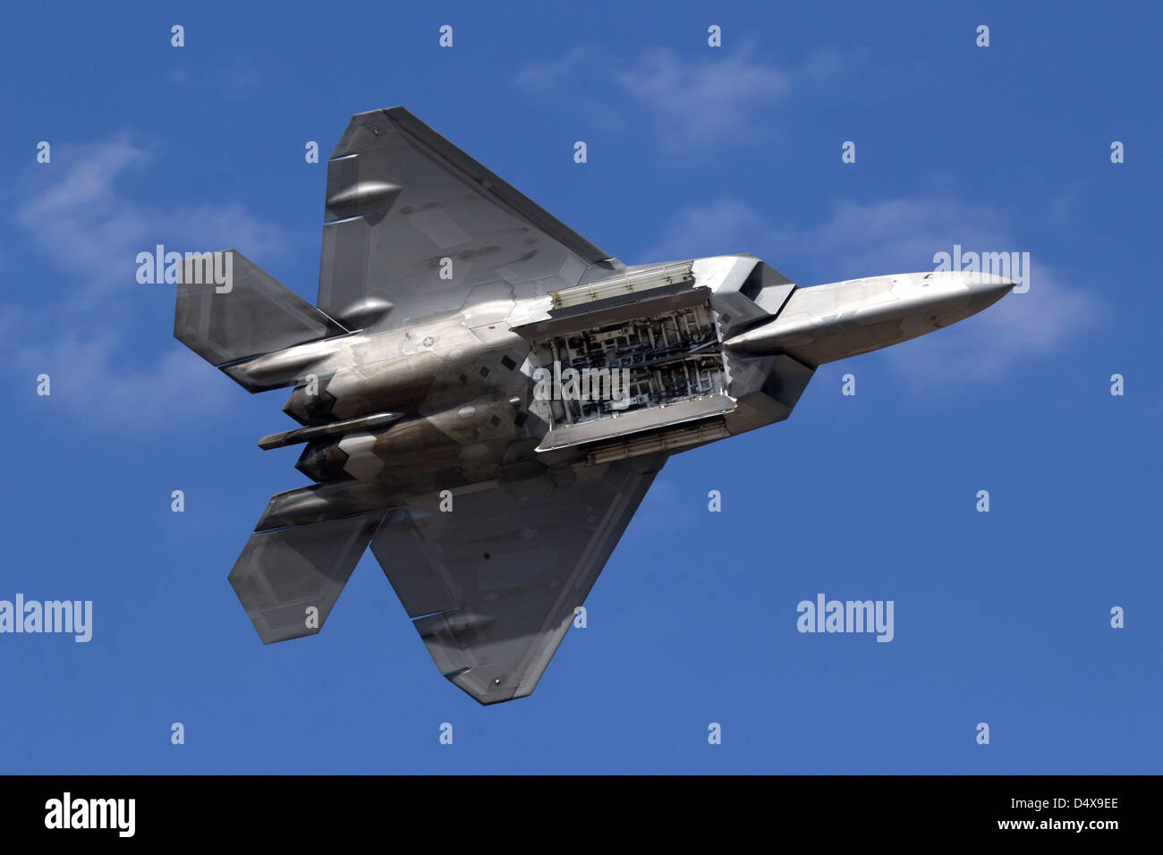 F-22 Raptor visualizza le sue armi bay. Foto Stock