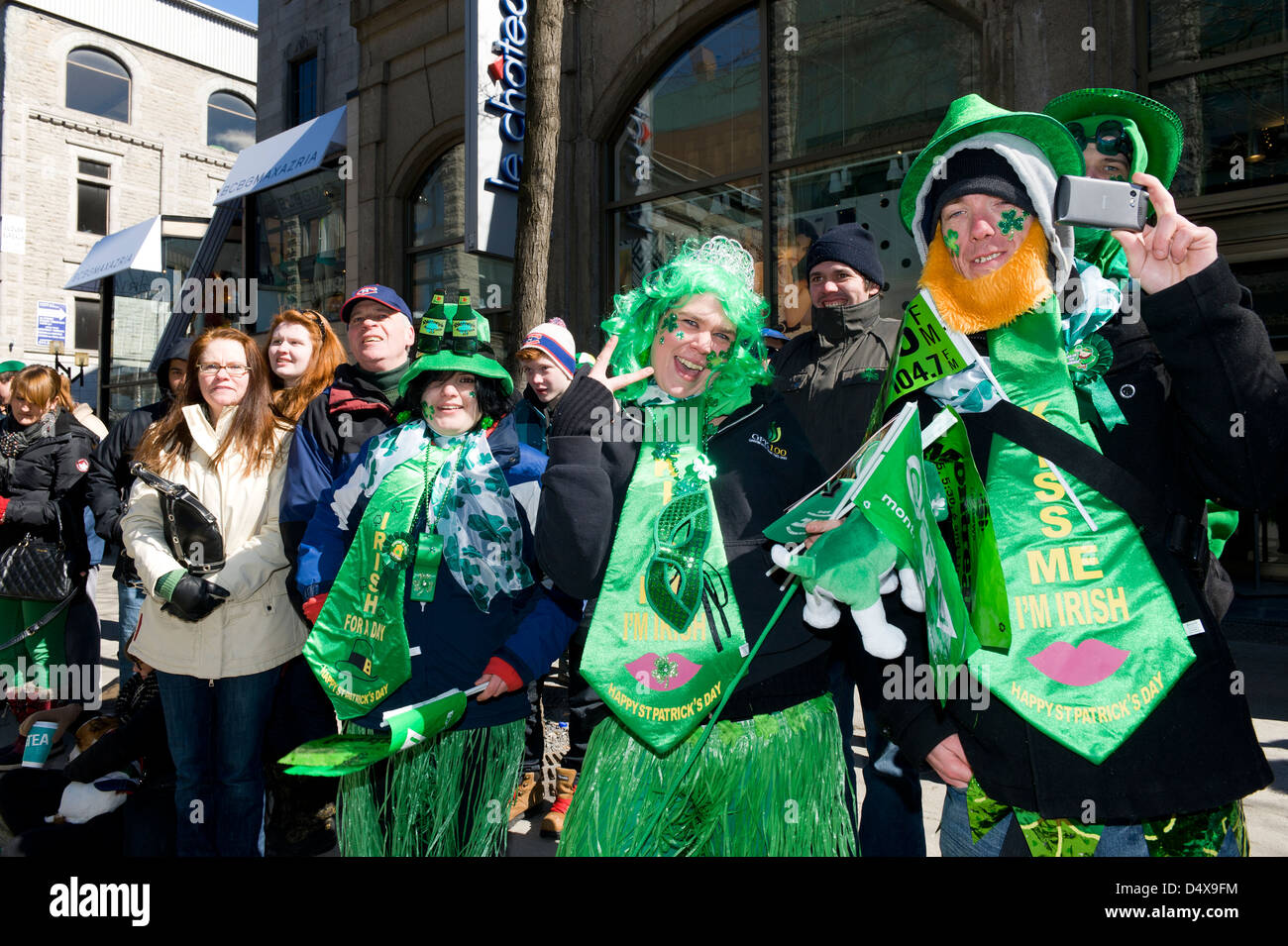 Persone che indossano costumi irlandese a san Patrizio parade di Montreal, provincia del Québec in Canada. Foto Stock