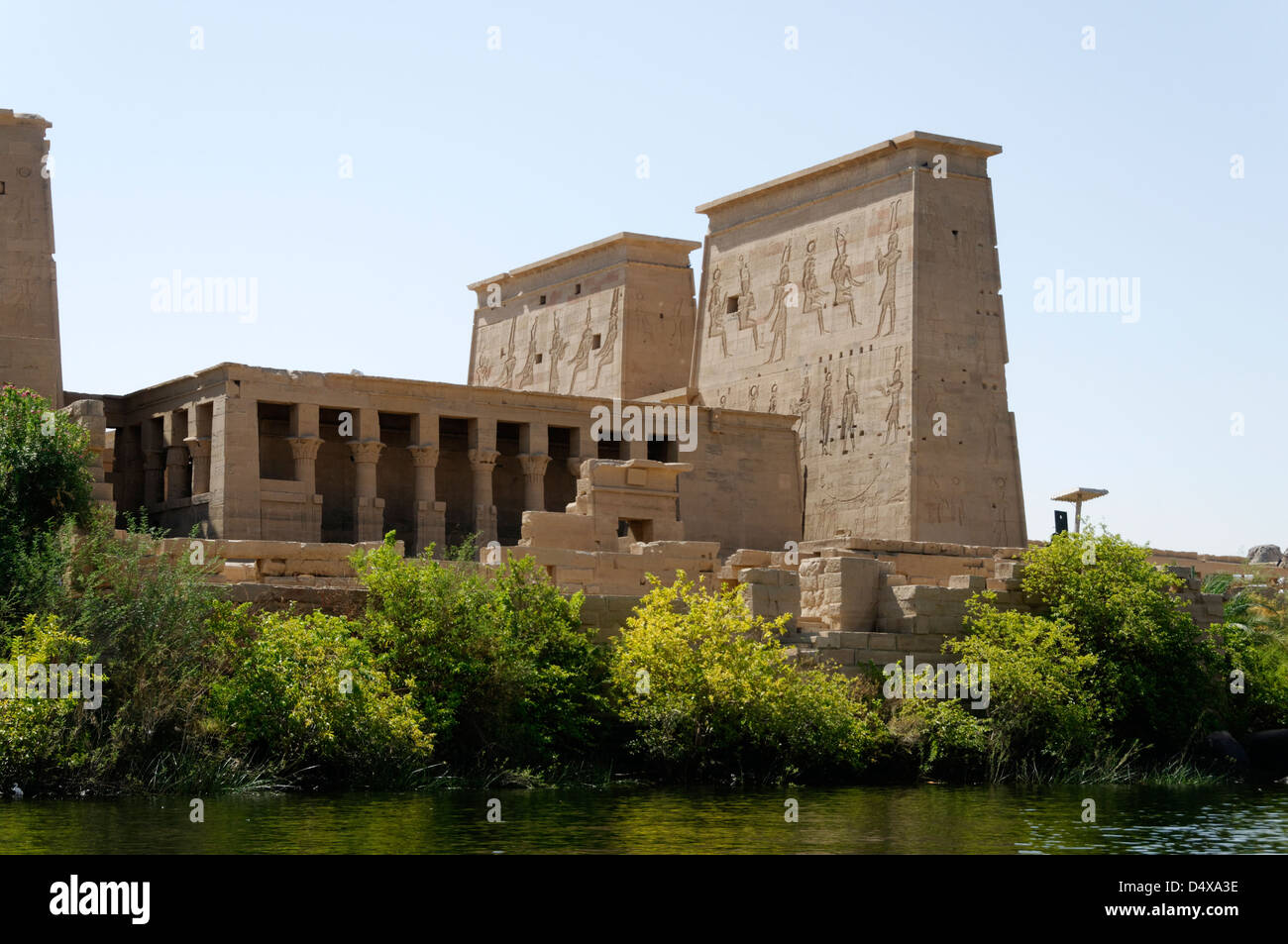 L'Egitto. Vista dal fiume Nilo del Tempio di Iside a Philae (Isola di Agilkia) nel lago Nasser vicino a Aswan. Foto Stock