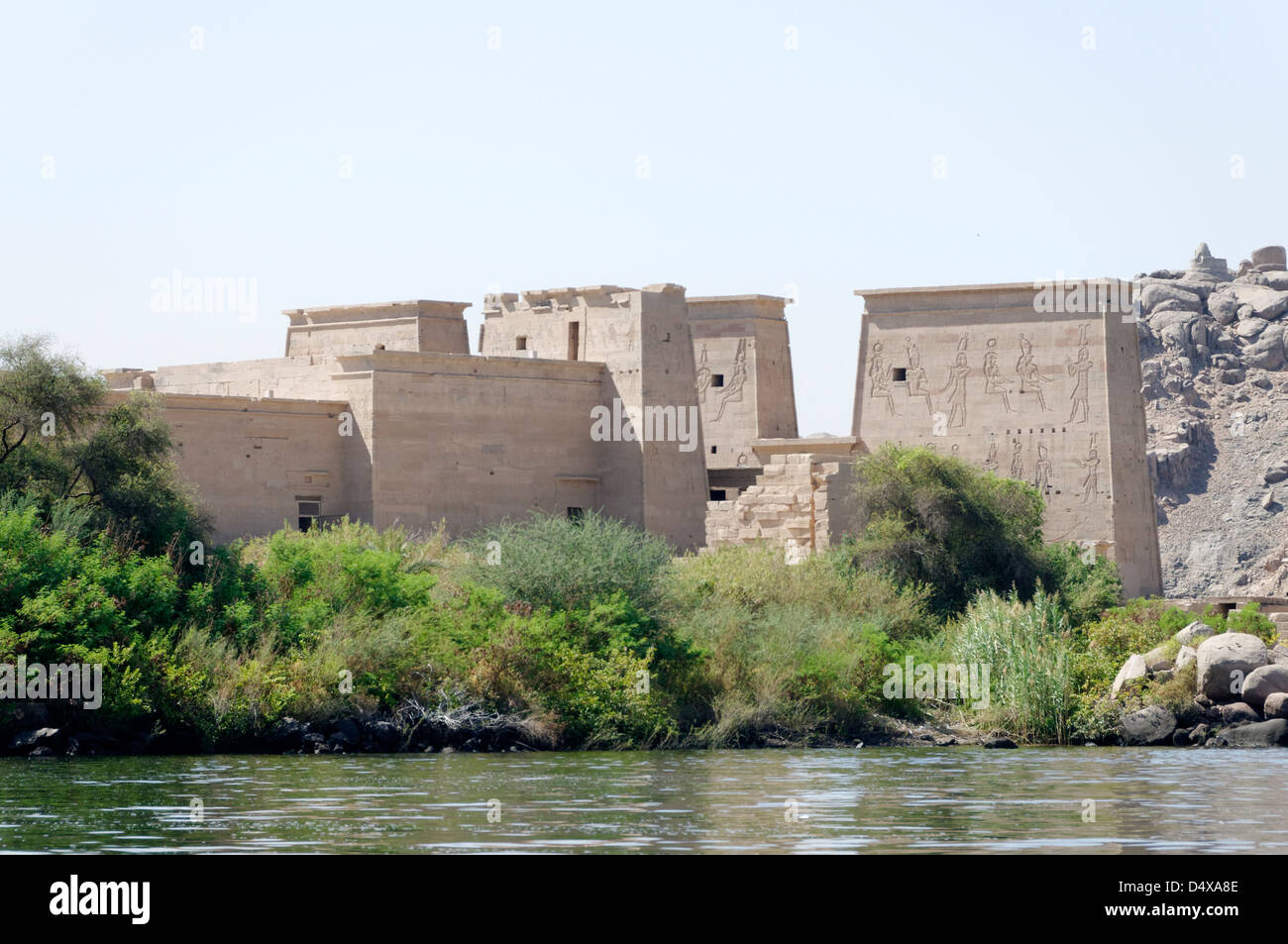 L'Egitto. Vista dal fiume Nilo del Tempio di Iside a Philae (Isola di Agilkia) nel lago Nasser vicino a Aswan. Foto Stock