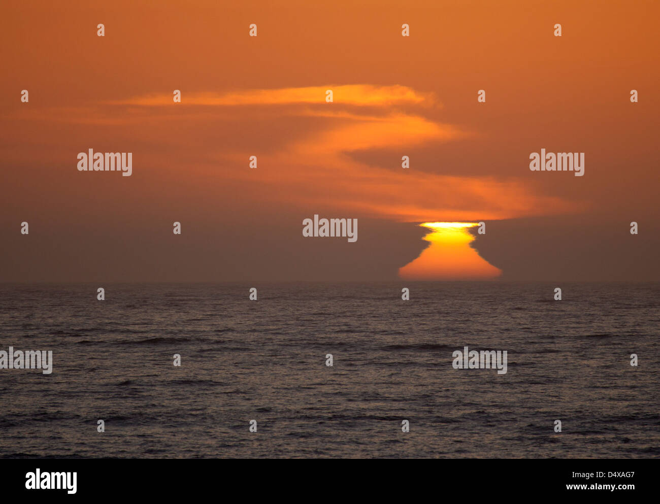 Tramonto distorto sull'Oceano Pacifico Foto Stock