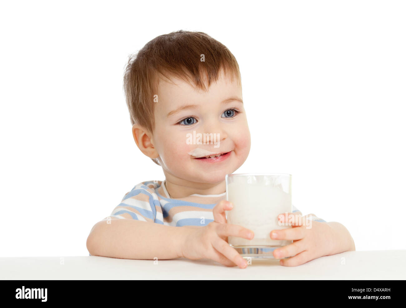 Kid lo yogurt da bere dal bicchiere Foto Stock