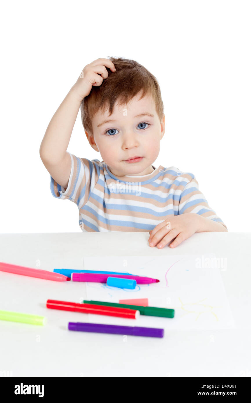 Poco perplesso bambino con penna a colori su bianco Foto Stock