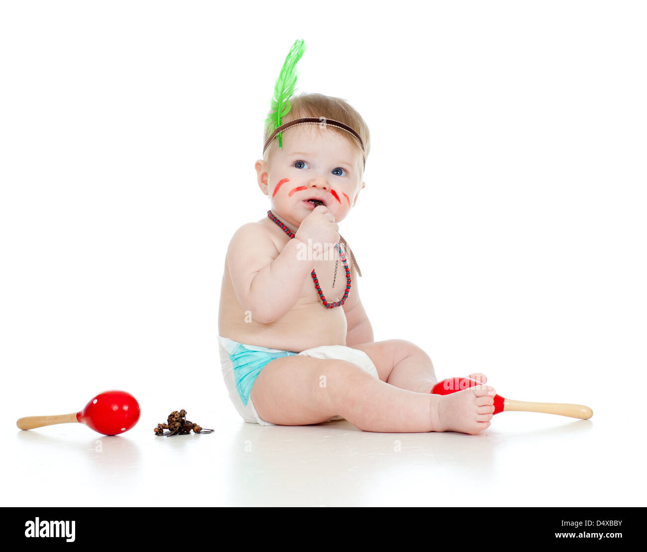 Funny baby come ragazzo indiano con le maracas e piuma Foto Stock