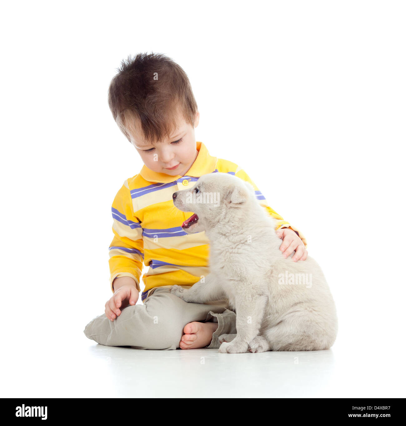 Adorabile ragazzo giocando con un cucciolo Foto Stock