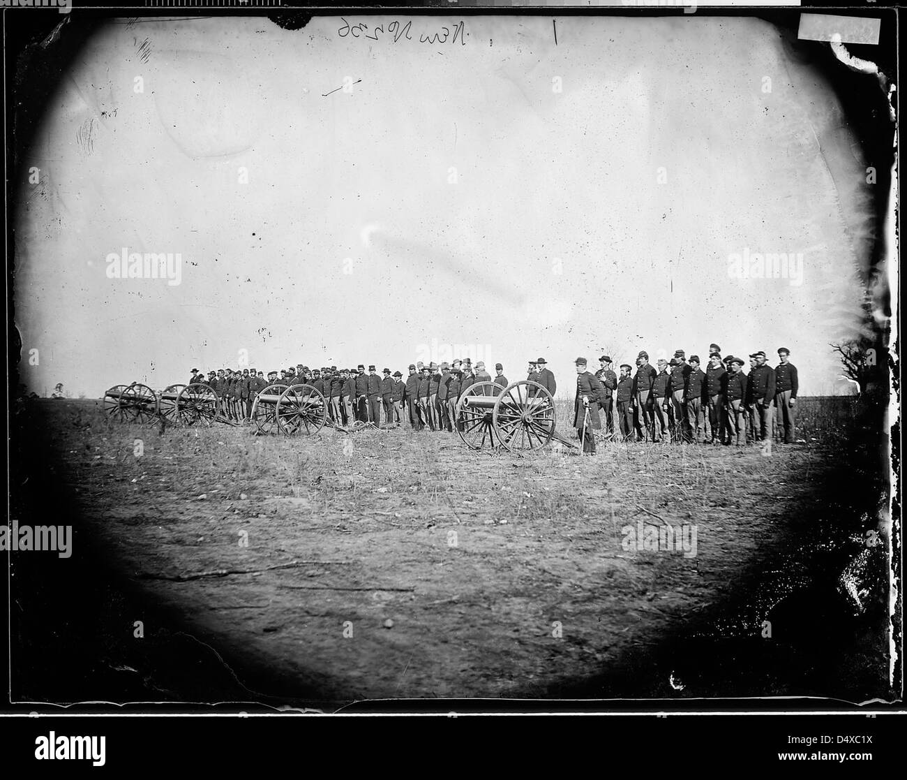 Questa fotografia di Mathew Brady mostra una batteria d'artiglieria della Guerra civile in azione durante un'esercitazione, fornendo informazioni sulle pratiche militari dell'epoca. Foto Stock