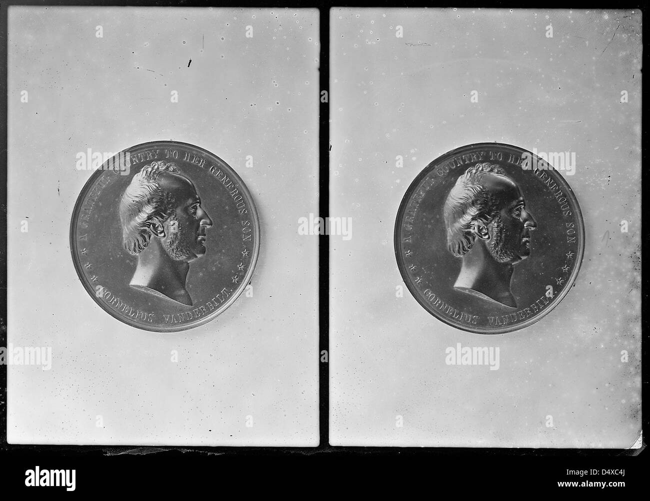 Una fotografia di Mathew Brady che mostra una medaglia in onore di Cornelius Vanderbilt, un importante industriale e filantropo durante l'era della guerra civile. La medaglia rappresenta il suo contributo alla causa sindacale. Foto Stock