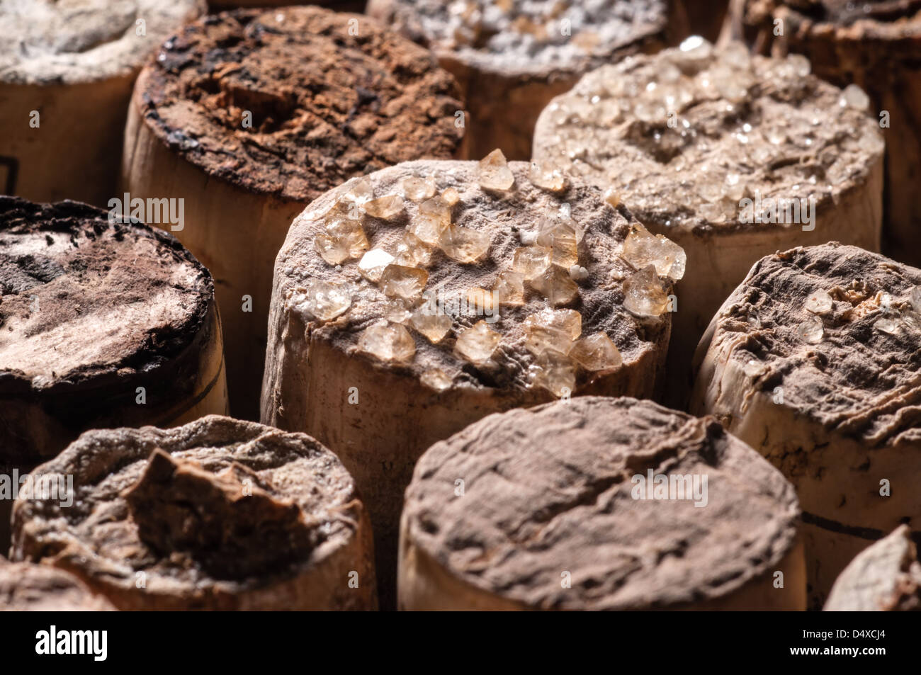 Acido vino cade fuori in vecchie bottiglie e si trasforma in cristalli sulla tappi e nel vino Foto Stock