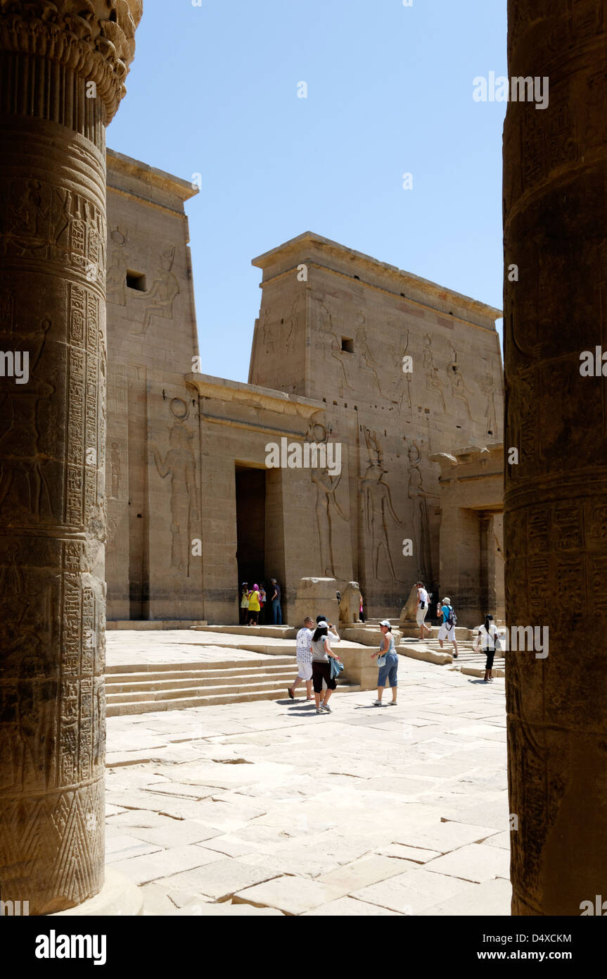 L'Egitto. Vista tra le colonne del cortile esterno colonnato occidentale verso il primo pilone del Tempio di Iside a Philae. Foto Stock