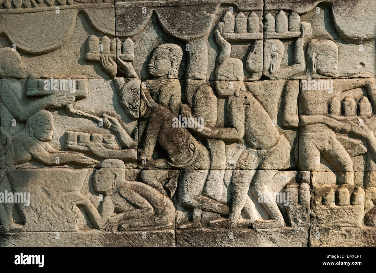 Il bassorilievo scolpito in pietra della galleria esterna lato sud, tempio Bayon, Angkor Thom, Siem Reap, Cambogia Foto Stock