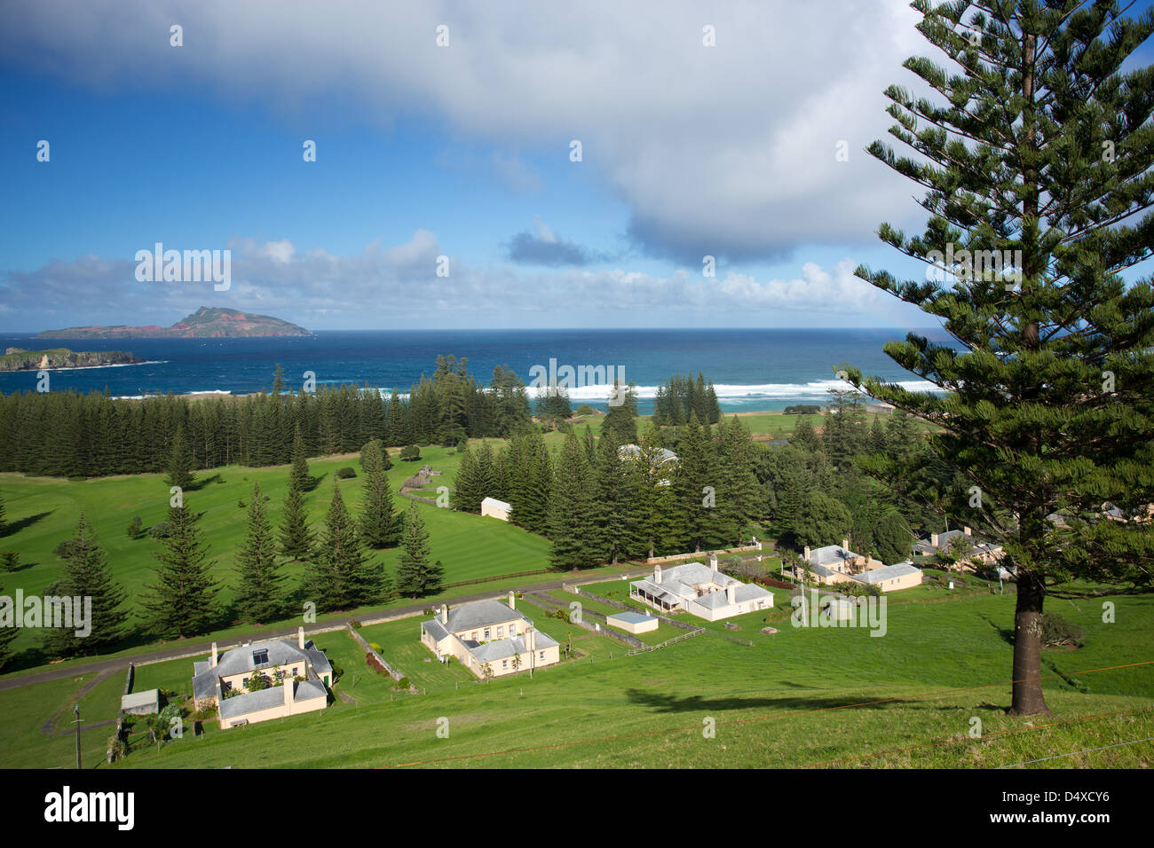 Vista della fila di qualità con Philip Island e Nepean Island in background, Norfolk Island, in Australia Foto Stock