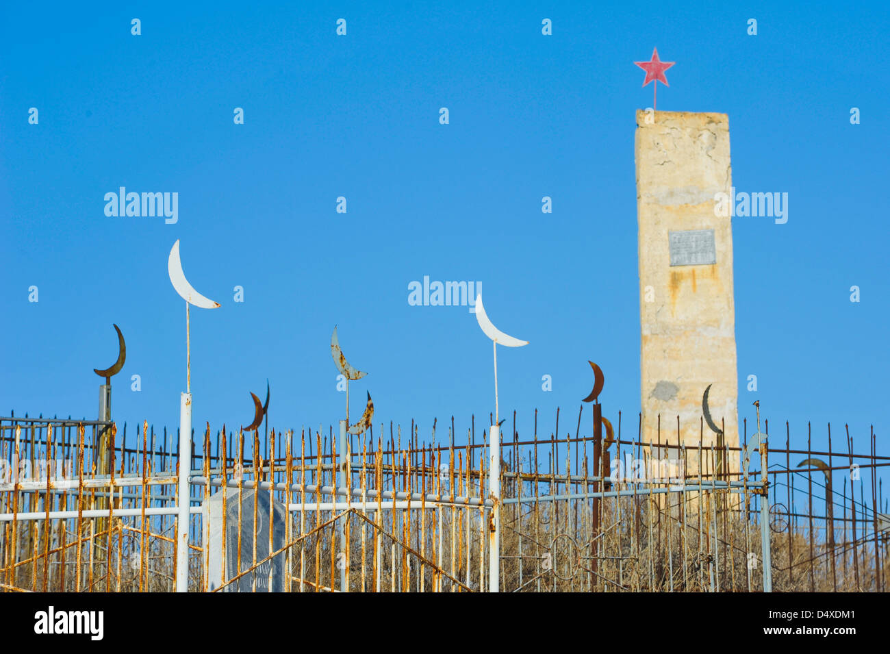 Vecchio monumento sovietico sul cimitero islamico in Kazakistan Foto Stock