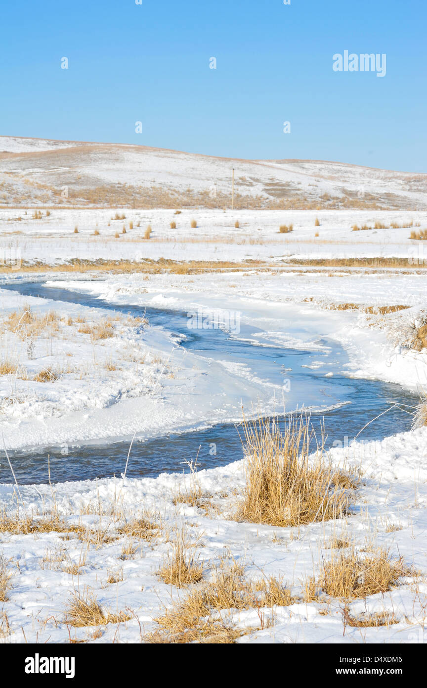 Tortuoso fiume parzialmente coperto con ghiaccio Foto Stock